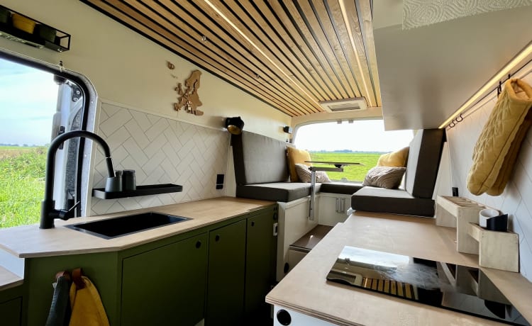 Henry – Beautiful, homely camper. Perfect for the adventurer and digital nomad!