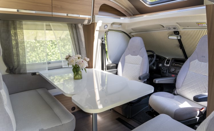 Gloednieuwe 4 persoons camper  – 4p Sun Living semi-integrated uit 2024