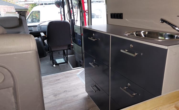 Harrie – Harrie 'fire brigade camper' Mercedes 4-p