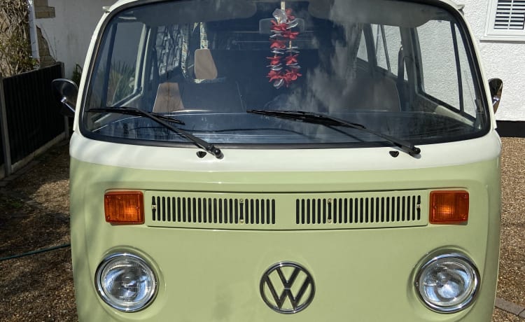 Olive – Klassieke 2-persoons Volkswagen camper uit 1977