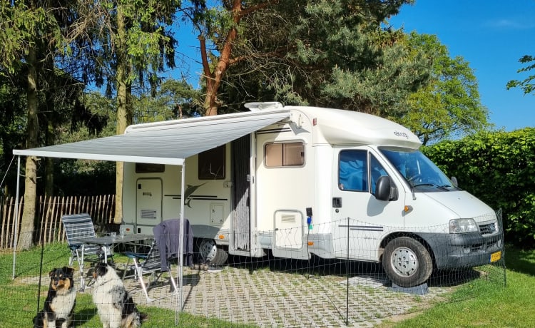 Zeer complete half-integraal camper met grote garage/dierenverblijf