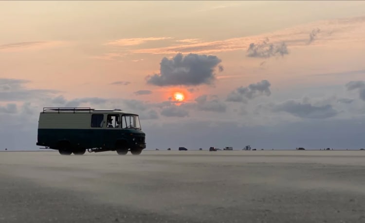 Columbuz  – Stoere oud-Rode Kruis bus uit 1985