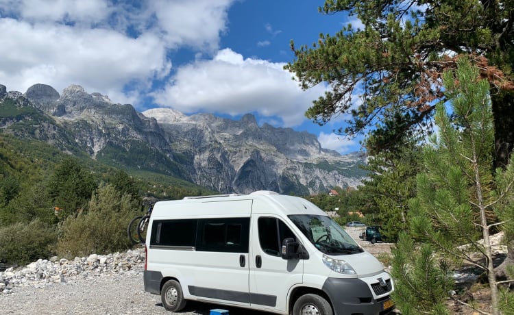 Boxer Peugeot compact hors réseau avec couchage en longueur pour 2 personnes