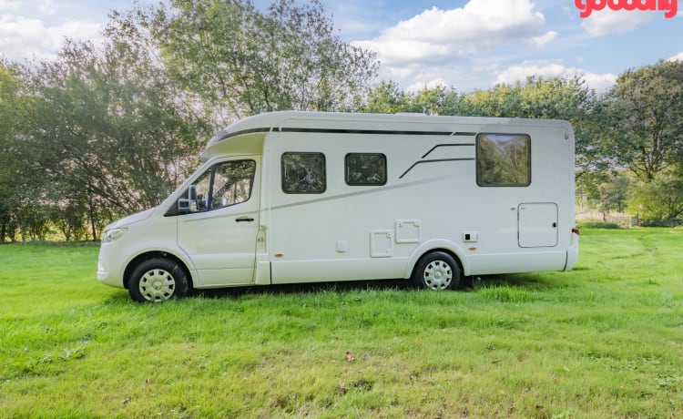 Mooie luxe uitgevoerde 4 P Hymer Mercedes camper