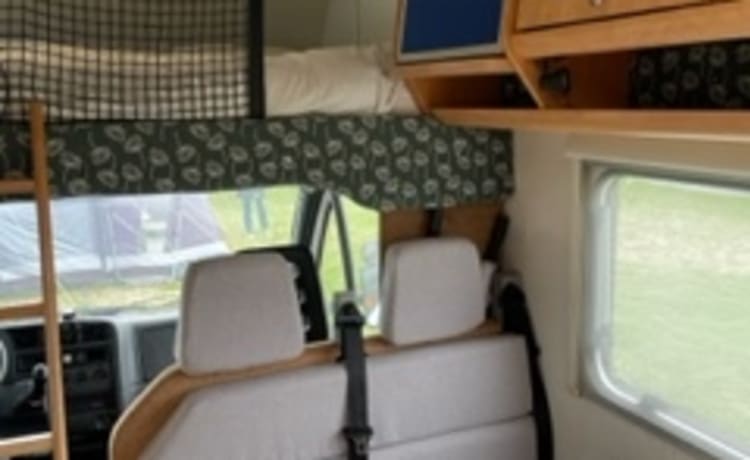 Camping-car familial frais et complet avec lits superposés