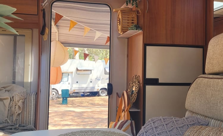 Pluk  – Super cozy 6-person camper! Still available in July :)