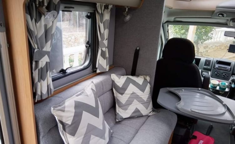 Bella – Luxe 4 geboortes swift camper