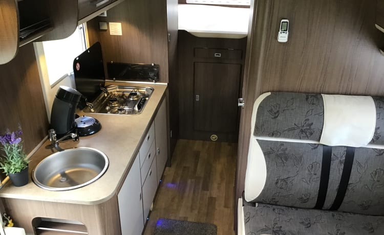Young, luxury, 6p. camper 20 extra horsepower, large beds, air conditioning front and rear