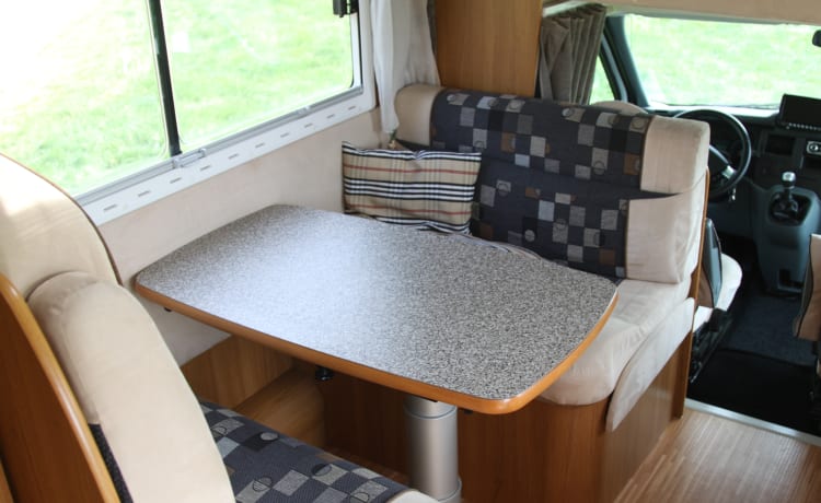 Superbrig 689TC – Fantastischer Familiencamper 7-Personen-Etagenbetten Superbrig 689 TC