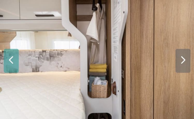 Luxe camper met 4 slaapplaatsen