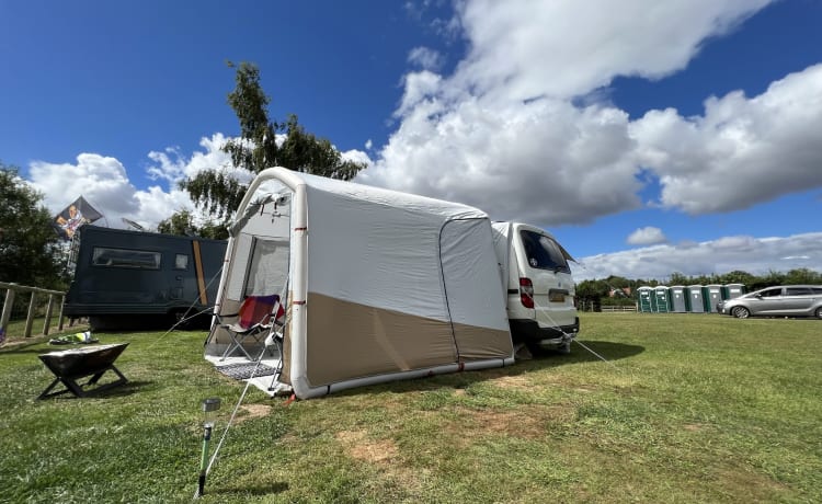 Motzzi  – Superbe conversion de fourgon - Réservez maintenant pour Glasto ! 