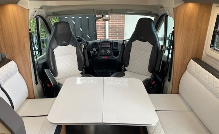 . – Luxe complete Adria semi integraal camper 