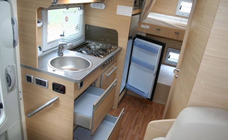 RollerTeam  – Spacious RollerTeam with many extras. Bunk bed and a large alcove. 7 seat belts