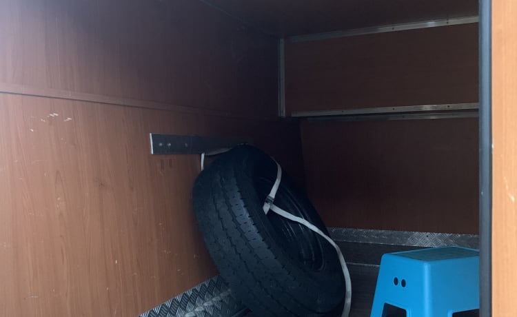 schöner geräumiger Camper mit XXL-Garage