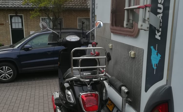 nooitverwacht – mooie knaus 6.05m met zonnepaneel oven 2.8 jtd en scooterdrager