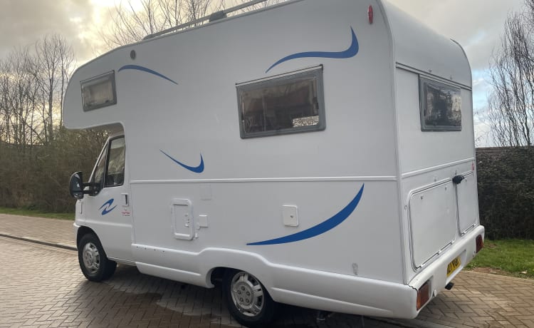 4-persoons, off-grid, gemoderniseerde Fiat Ducato met U-lounge