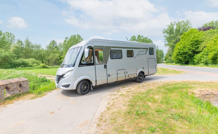 Parti per un'avventura con questa lussuosa casa mobile Mercedes-Benz del 2022!