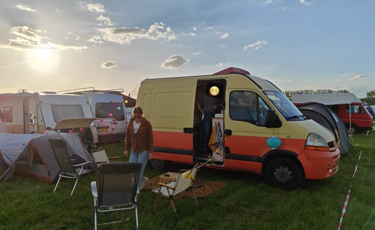 To the 'MOON' and back – 🌒Cozy 2p Renault campervan uit 2004