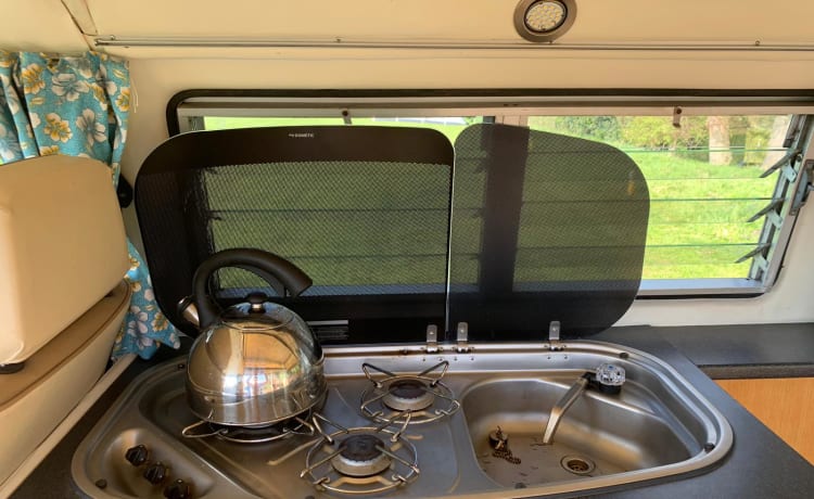 Bertie – Mieten Sie Bertie, unseren Volkswagen T2 Baywindow Campervan von 1973!