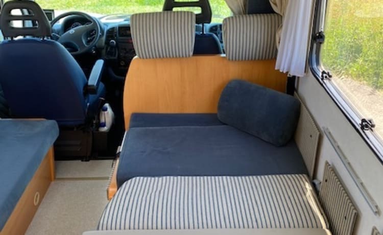 Beau camping-car familial Hymer à louer avec 6 places ceinturées