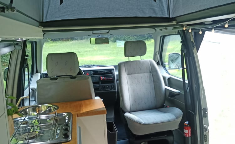 "No-rush bus" , geen haast wel genieten! –  Camper completo autobus Volkswagen T4 🤩