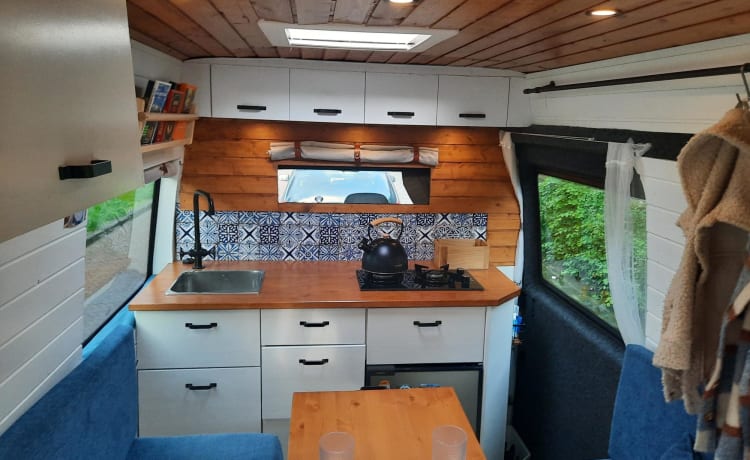 Cozy and neat VW camper bus 2.5TDI