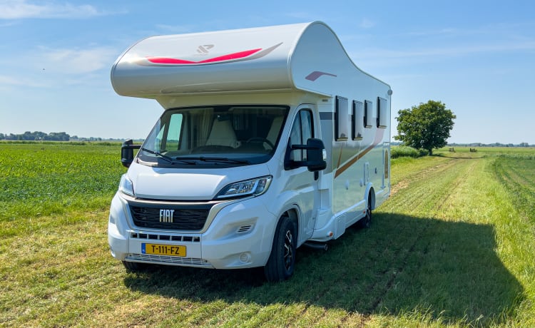 Super Camper mit 5 Festbetten! 2023