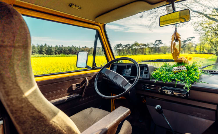 Simba – la fourgonnette Volkswagen rétro jaune avec toit relevable 