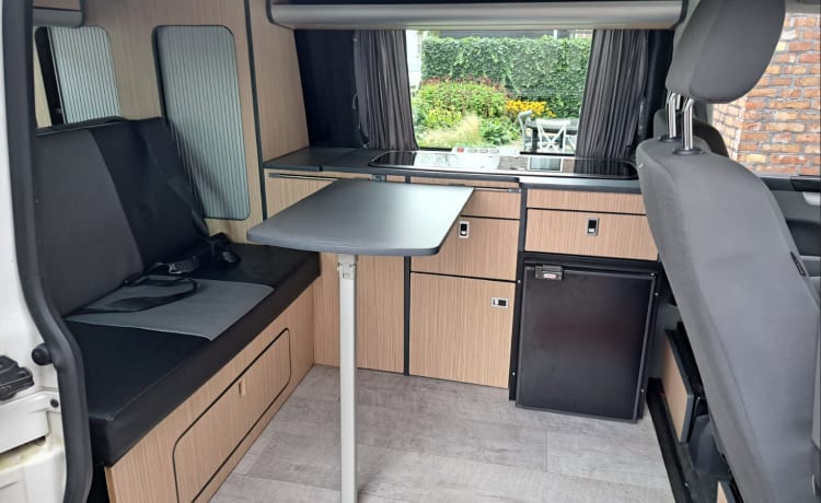 Billie – the Volkswagen T5 camper for 2 adults and 2 children 