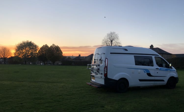 CONRAD – LUXURY OFF-GRID CAMPERVAN