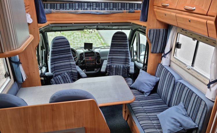 Very luxurious and spacious 4 person Alcove camper with 2 fixed spacious beds