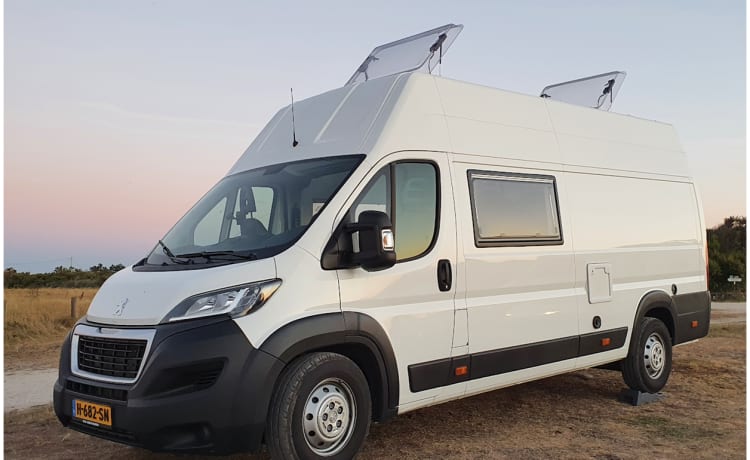 Boxer XL voor lange mensen, surfcamper met grote garage 