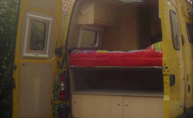 Camping-car confortable pour deux personnes, se conduit comme une voiture de tourisme