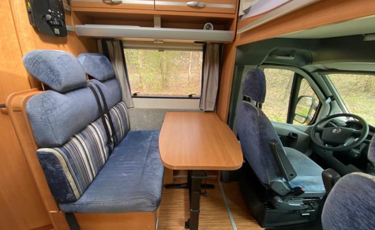 Knausie – Camping-car soigné et compact pour quatre personnes (familial) avec deux lits fixes