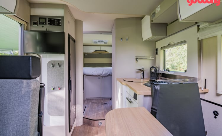 Mooie luxe uitgevoerde 4 P Hymer Mercedes camper