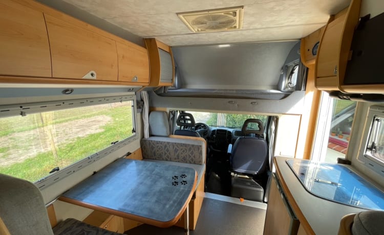 6-person Fiat with bunk bed, air conditioning, solar panels