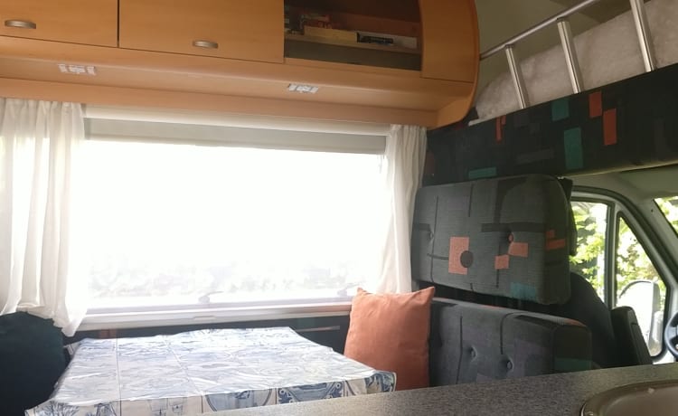 Nice compact camper with spacious kitchen