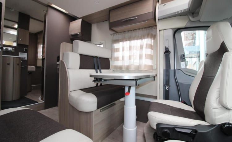 4p Challenger semi-integrated with queen bed