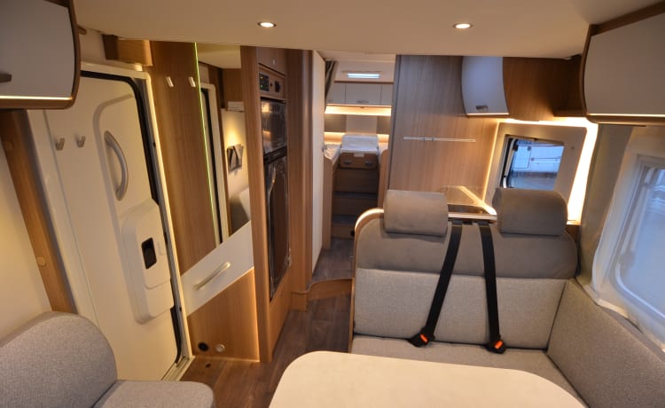 Carado T447 – Very luxurious camper length beds - separate shower - XXL garage - corner seat