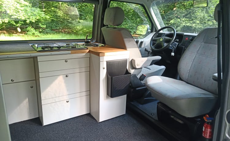 "No-rush bus" , geen haast wel genieten! –  Camper completo autobus Volkswagen T4 🤩