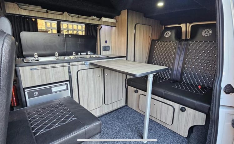 Echo – 4-persoons 2020 T6 VW Camper met hoge specificaties inc. WiFi, tv, toilet, gratis verzekering