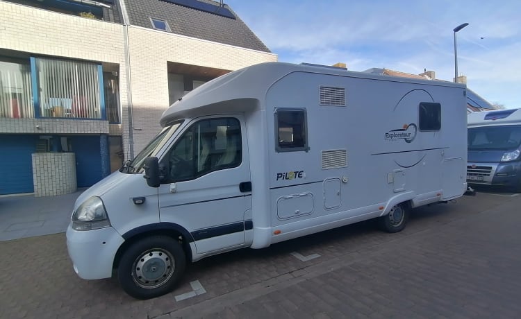 Ruime aangename camper 2pers met aanhanger voor brommer / fietsen – 2p Pilote semiintegrato del 2007