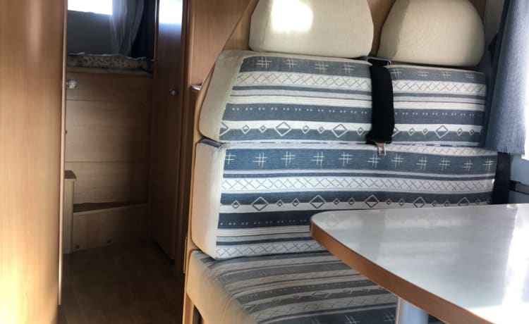 Very complete semi-integrated camper with large garage / animal accommodation