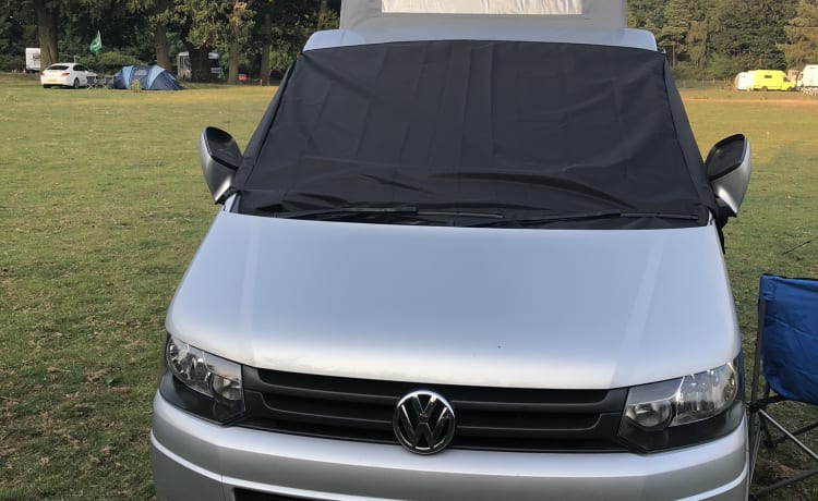 Vanessa  – Furgone camper VW T5.1 4 posti letto Pop Top