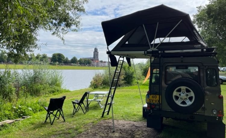 Woeste Willem – 4/5p Land Rover Defender Automaat uit 2006 met daktent en bijzettent