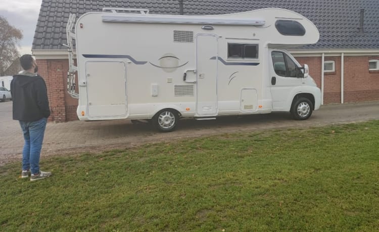 Zin in een tripje met een hele leuke familie camper? Lees snel verder ----> – Nette Mobilvetta alkoof camper. 