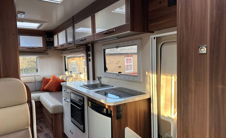 Charlie  –  Charlie Luxurious and modern 5 berth Roller Team