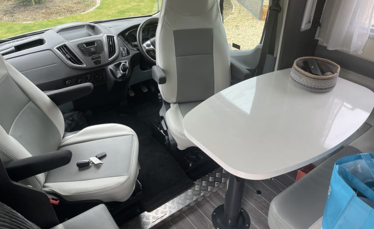 SYLVIA – Motorhome di lusso con 4 posti letto, king size fisso e doppio ribaltabile elettrico