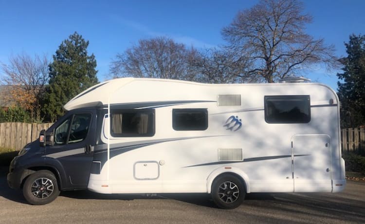 Compleet ingerichte 4p camper Knaus 700MEG, lengtebedden, hefbed