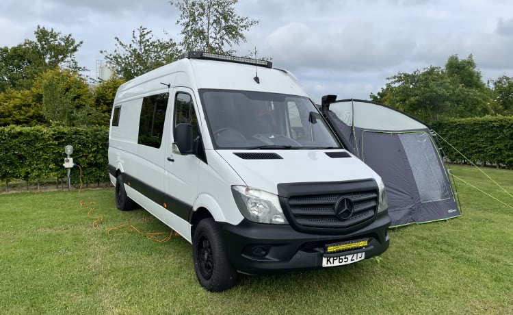 Beryl – 3 berth Mercedes-Benz bus from 2015